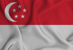 Flagge Singapur (rot und weiß, mit weißem Halbmond mit fünf Sternen oben links)