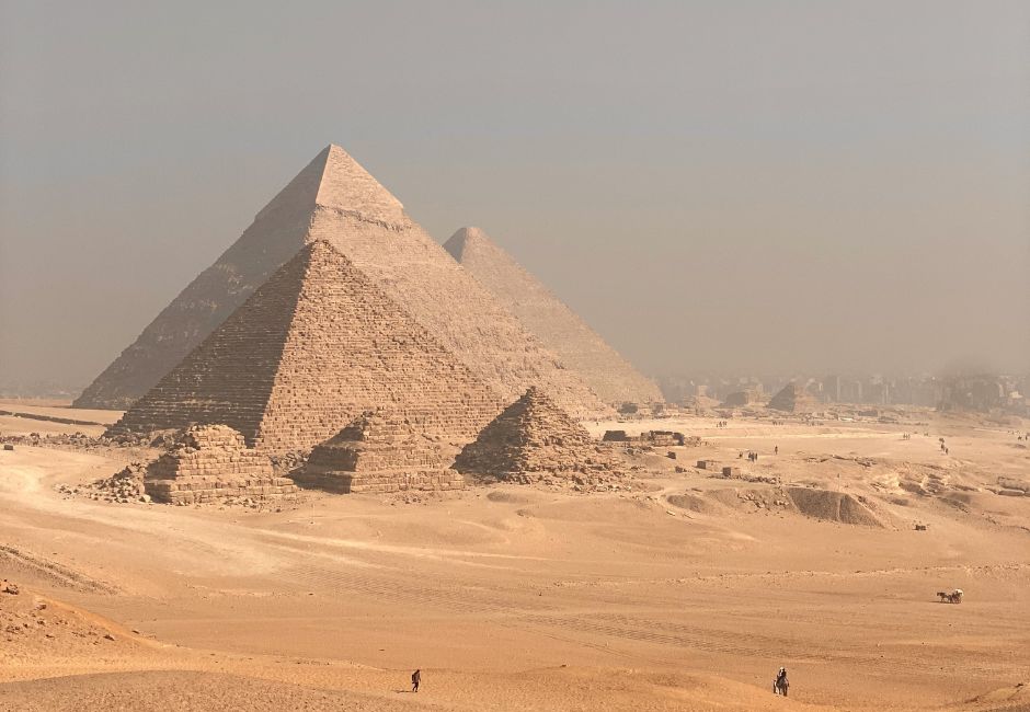 Ägypten - die drei Pyramiden von Gizeh in der Wüste