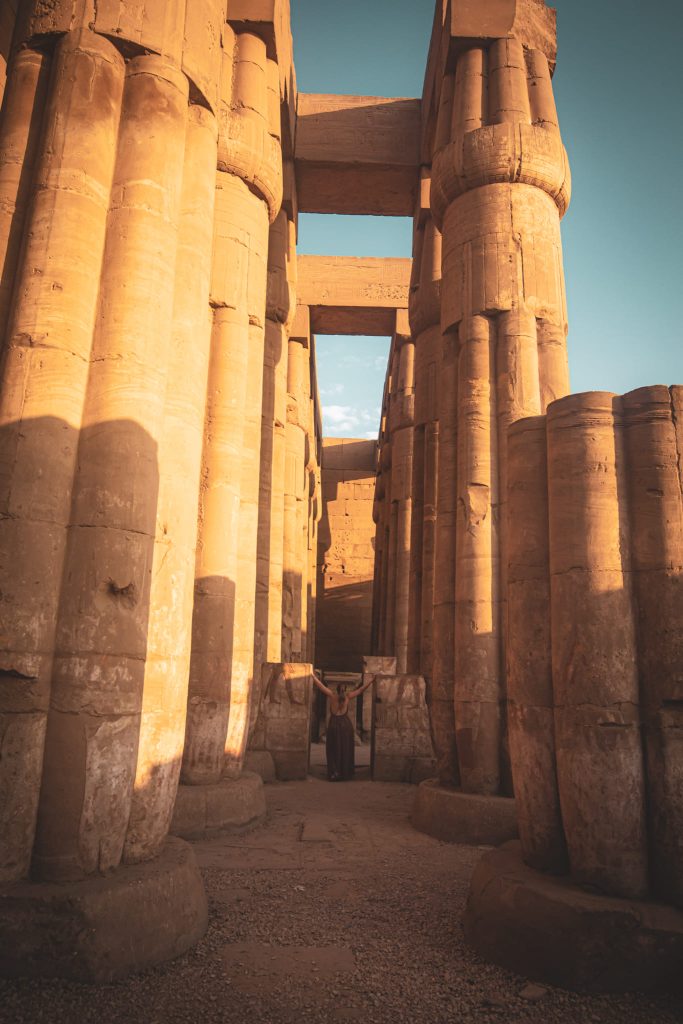 Marianne zwischen Säulen stehend im Luxor Tempel - Ägypten