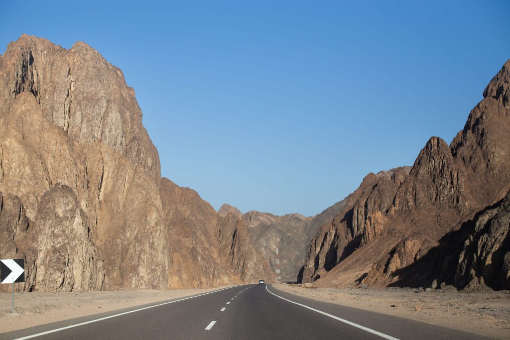 Autobahn in Ägypten auf dem Weg von Luxor nach Hurghada - Straße zwischen Felsen