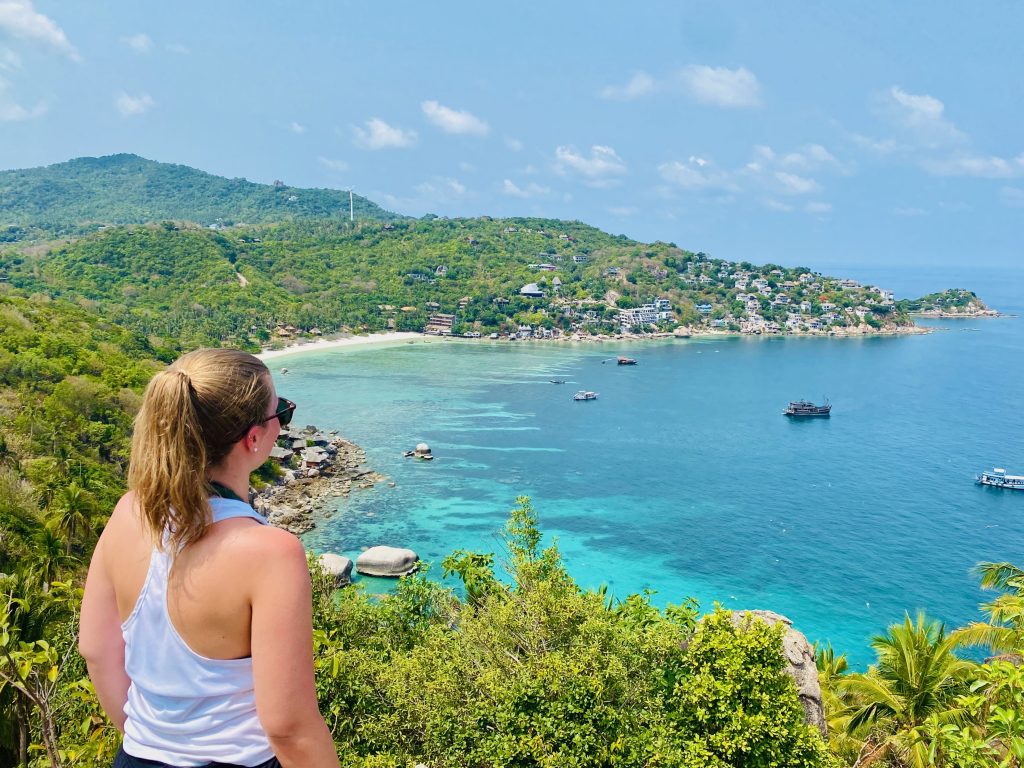 Marianne mit dem Rücken zur Kamera stehend, vor ihr eine Bucht mit türkisblauem Wasser (in Thailand)
