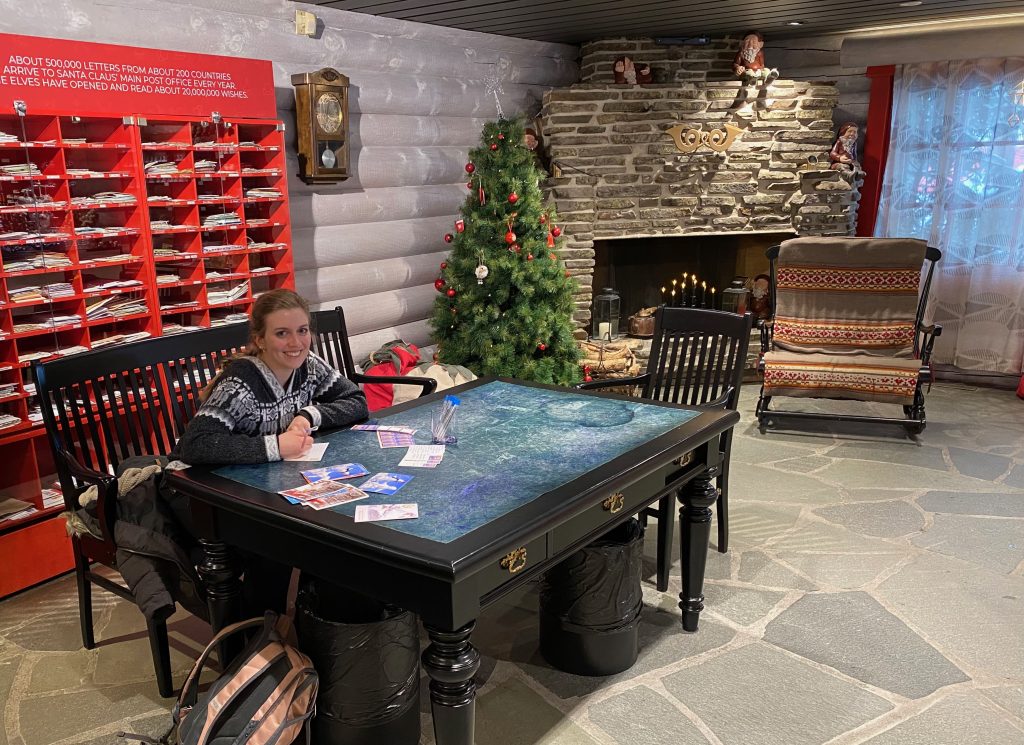 Marianne in Rovaniemi (Finnland) - alleine am Schreibtisch sitzend und Karten schreibend