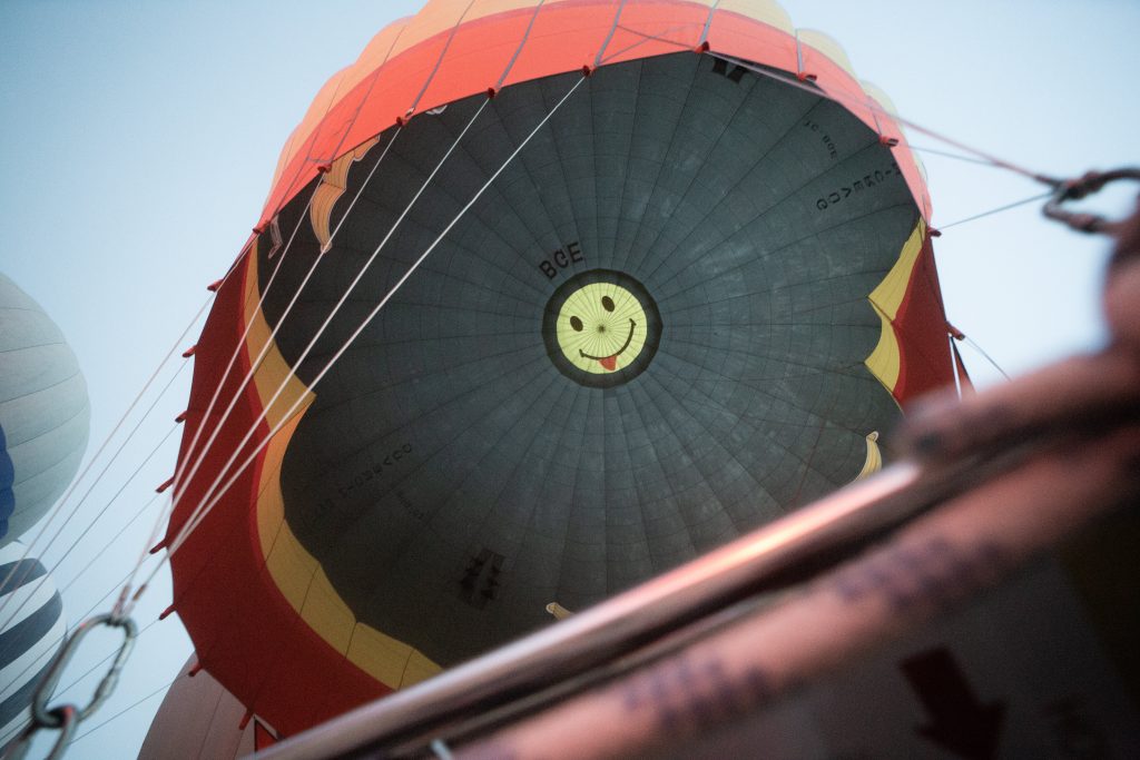 Smiley im Inneres eines Heißluftballons