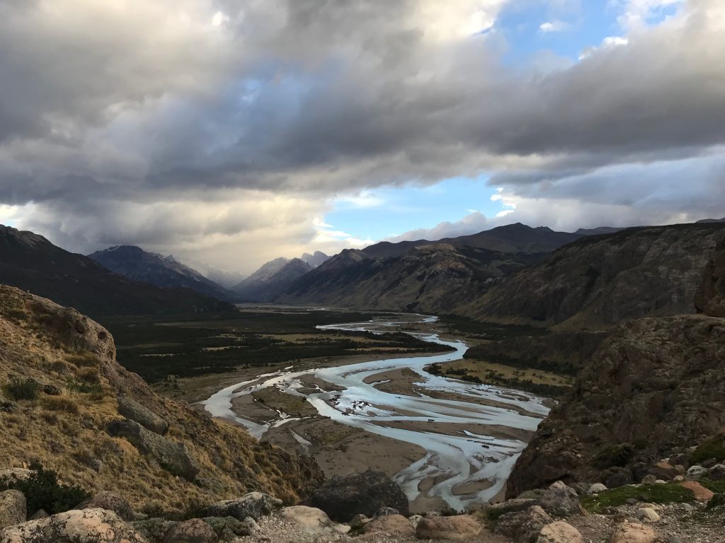 Landschaft in Patagonien - Fluss schlängelt sich durch eine Bergwelt