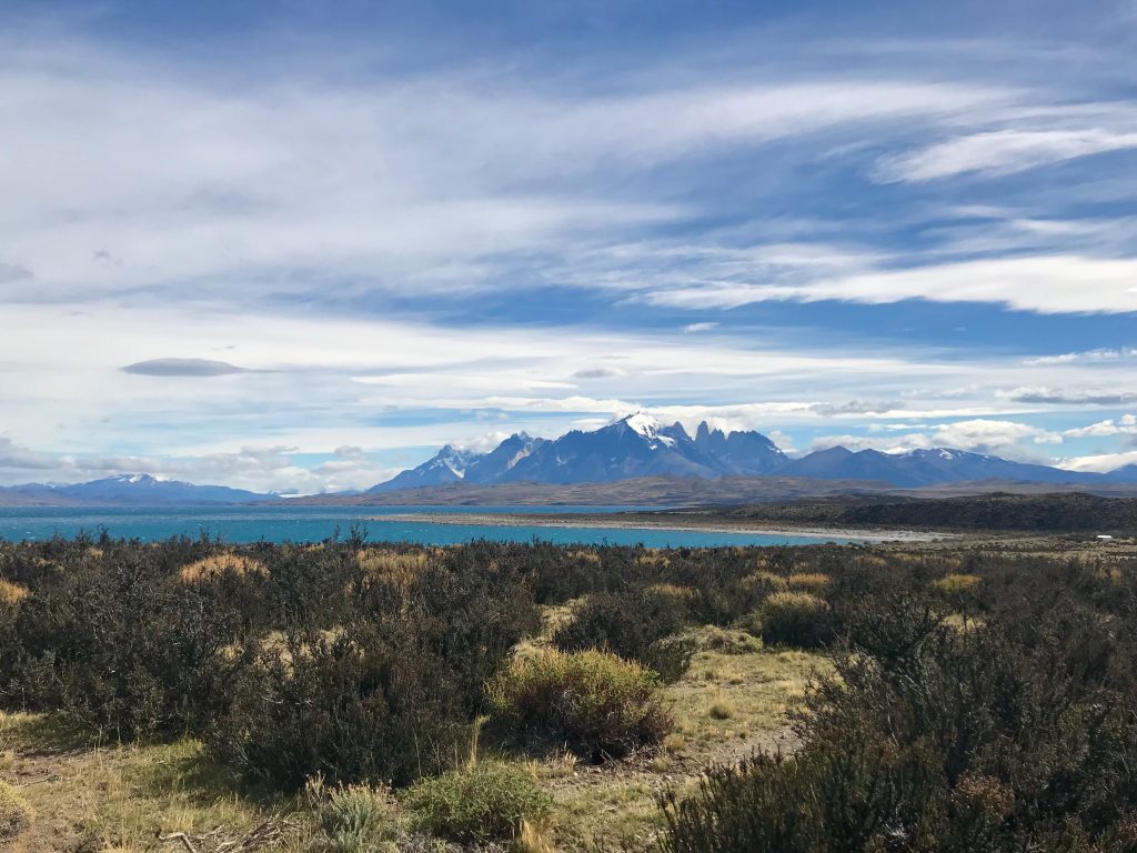 Patagonische Steppenlandschaft mit blauem Gletschersee und Bergmassiv im Hintergrund