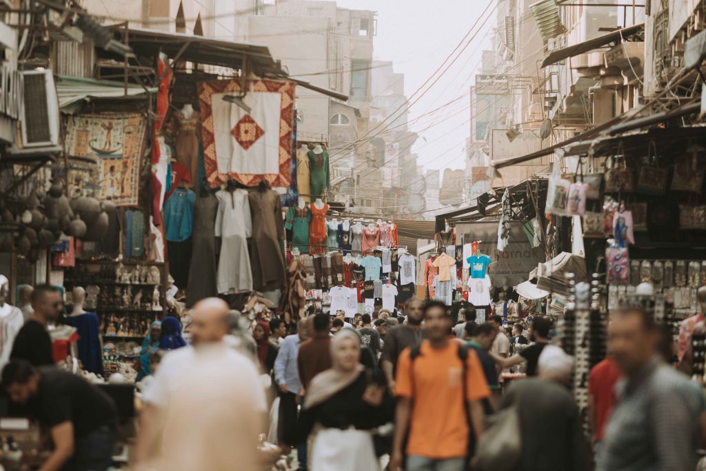 Buntes Treiben auf den Straßen von Kairo auf dem Khan El Khalili Basar (Ägypten)