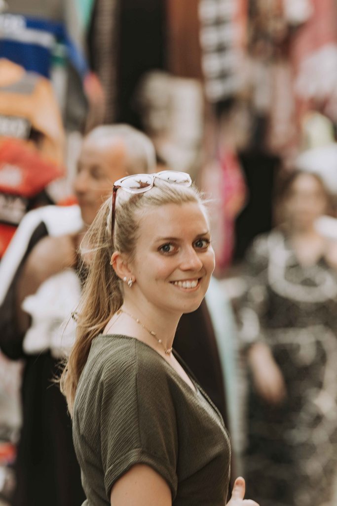 Marianne auf dem Khan El Khalili Basar in Kairo in Ägypten