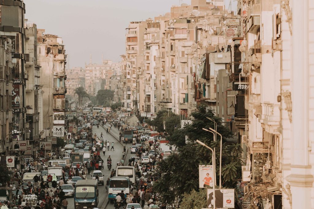 Dichter Verkehr in Kairo in Ägypten