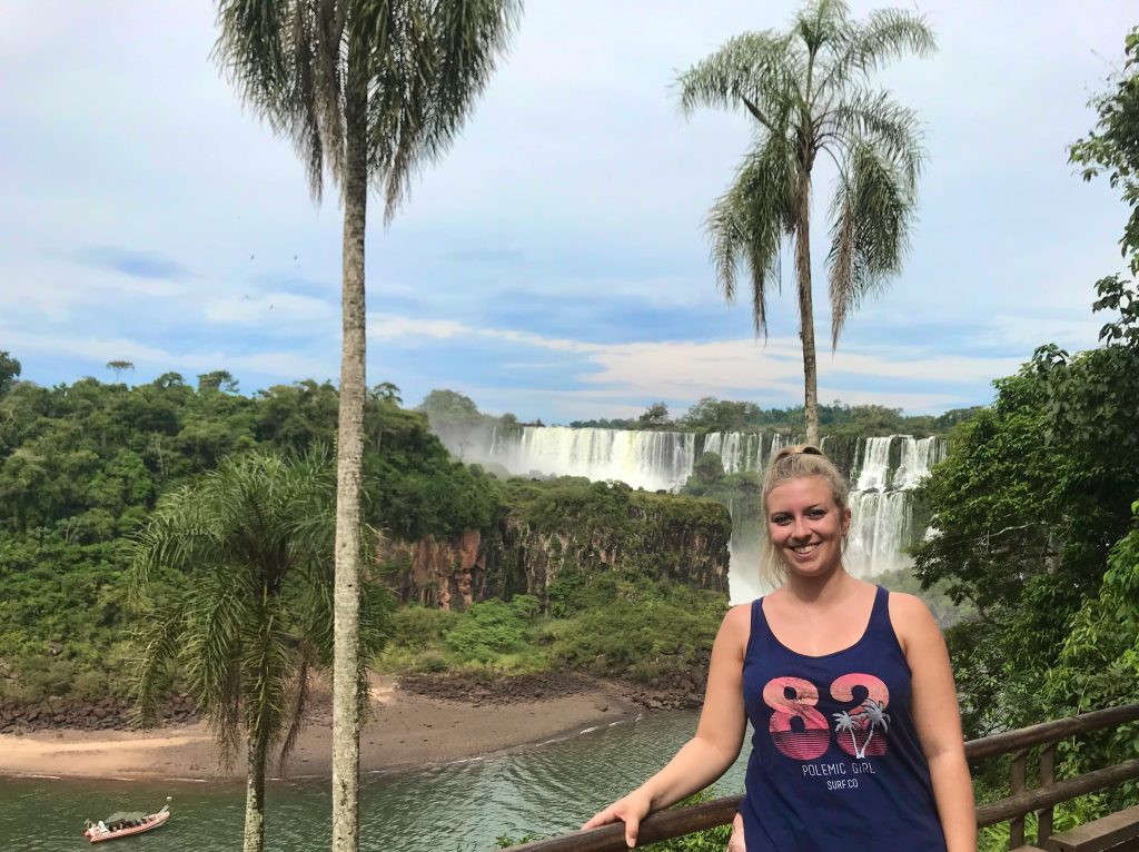 Marianne alleine an den Iguazú Wasserfällen (Argentinien)