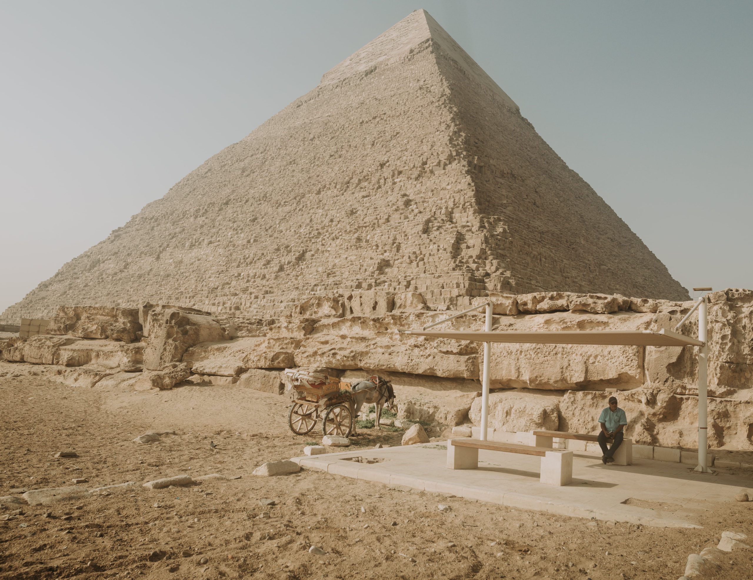 Bushaltestelle an einer der Pyramiden von Gizeh