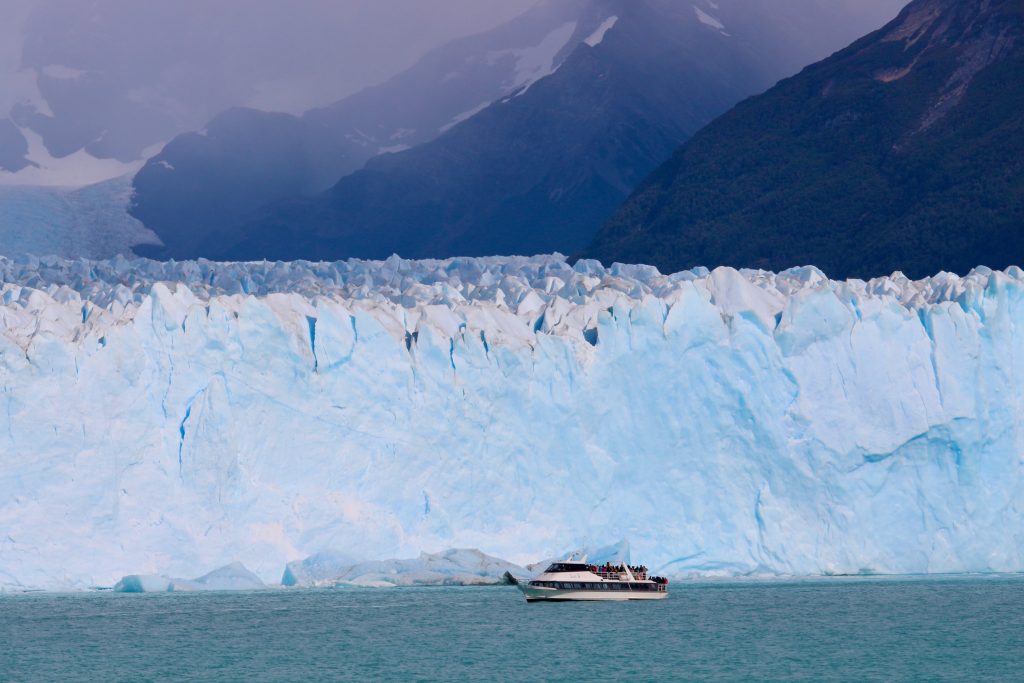 Riesige Gletscherwand des Perito Moreno, Schiff im Vordergrund