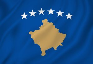 Kosovo Flagge - blauer Hintergrund, davor goldene Landkarte des Kosovos mit 6 weißen Sternen darüber