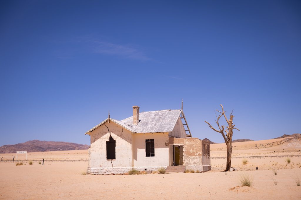 Verlassenes Bahnhofsgebäude in der Wüste in Namibia