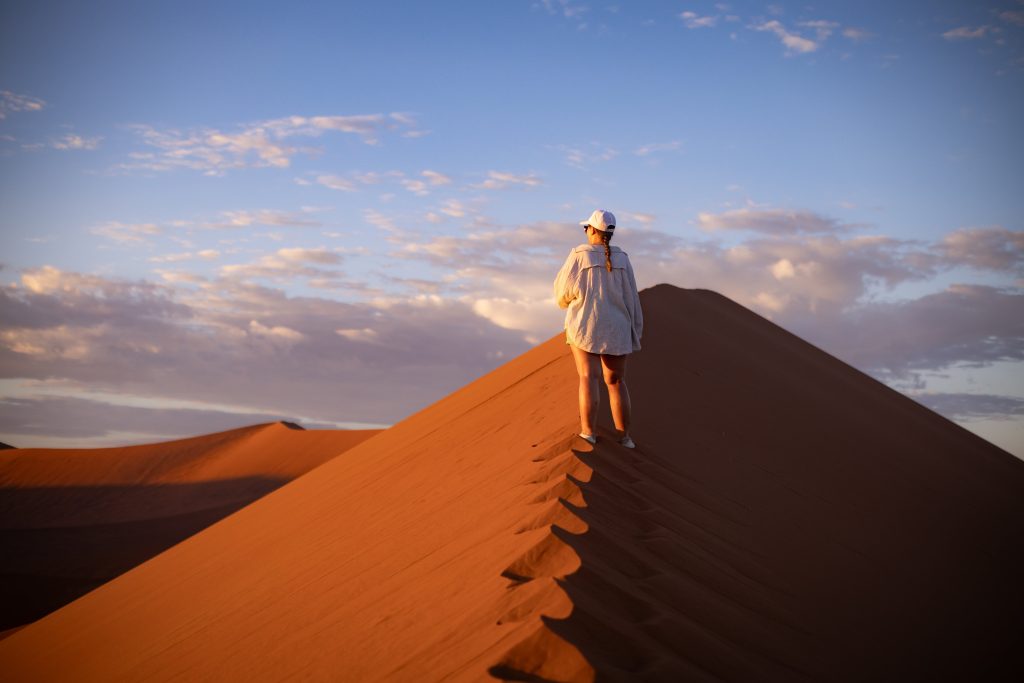 Marianne auf der Düne 45 zum Sonnenaufgang im Sossusvlei in Namibia