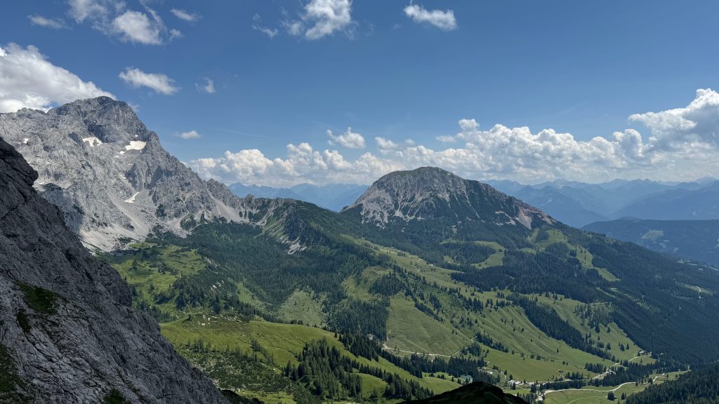 Blick vom Steiglpass über die Bergkette, in der Mitte grüne Almwiesen