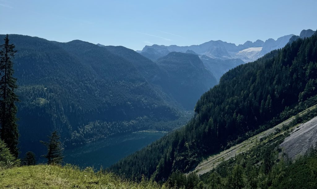 Blick auf den Gosausee, im Hintergrund der Dachsteingletscher