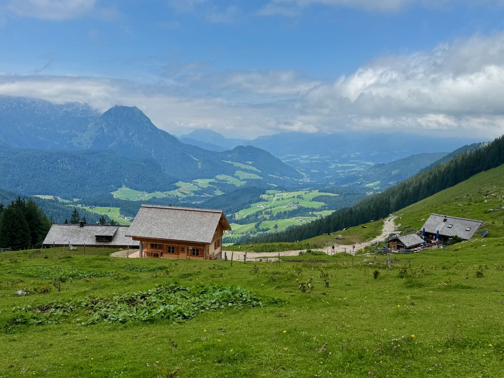 Blick auf die Stuhlalm, im Hintergrund das Tal