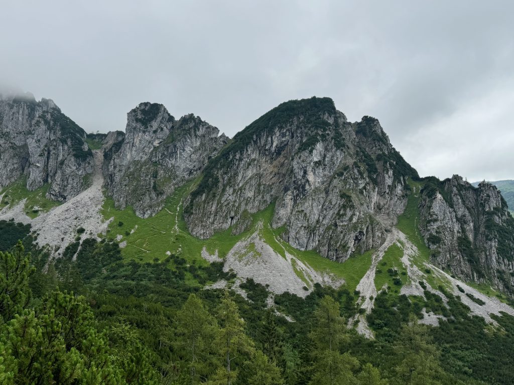 Steiler Ab- bzw. Aufstieg am Stuhlloch, im Vordergrund bewaldete Fläche, vor bewölktem Himmel