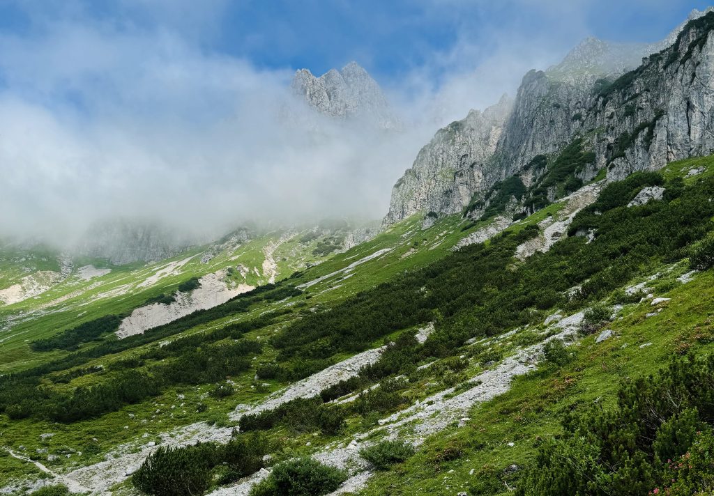 Schmaler Wanderpfad am Berg entlang vor der Großen Bischofsmptze