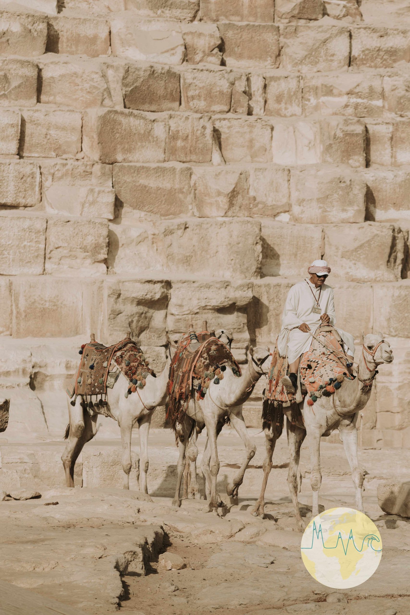 Ägypten: Kamelreiter vor der Cheops Pyramide, ein weiteres Kamel ohne Reiter an der Leine