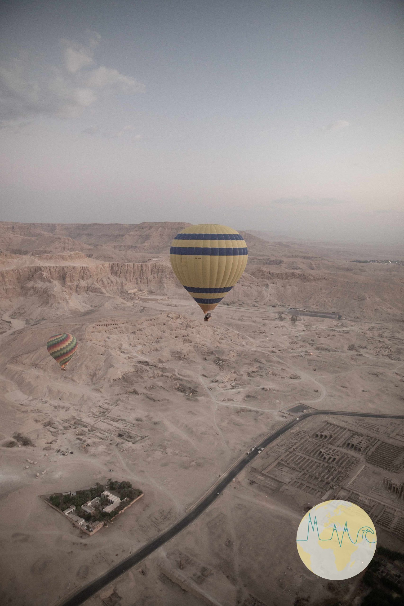 Ägypten: Einzelner Heißluftballon über der Wüste