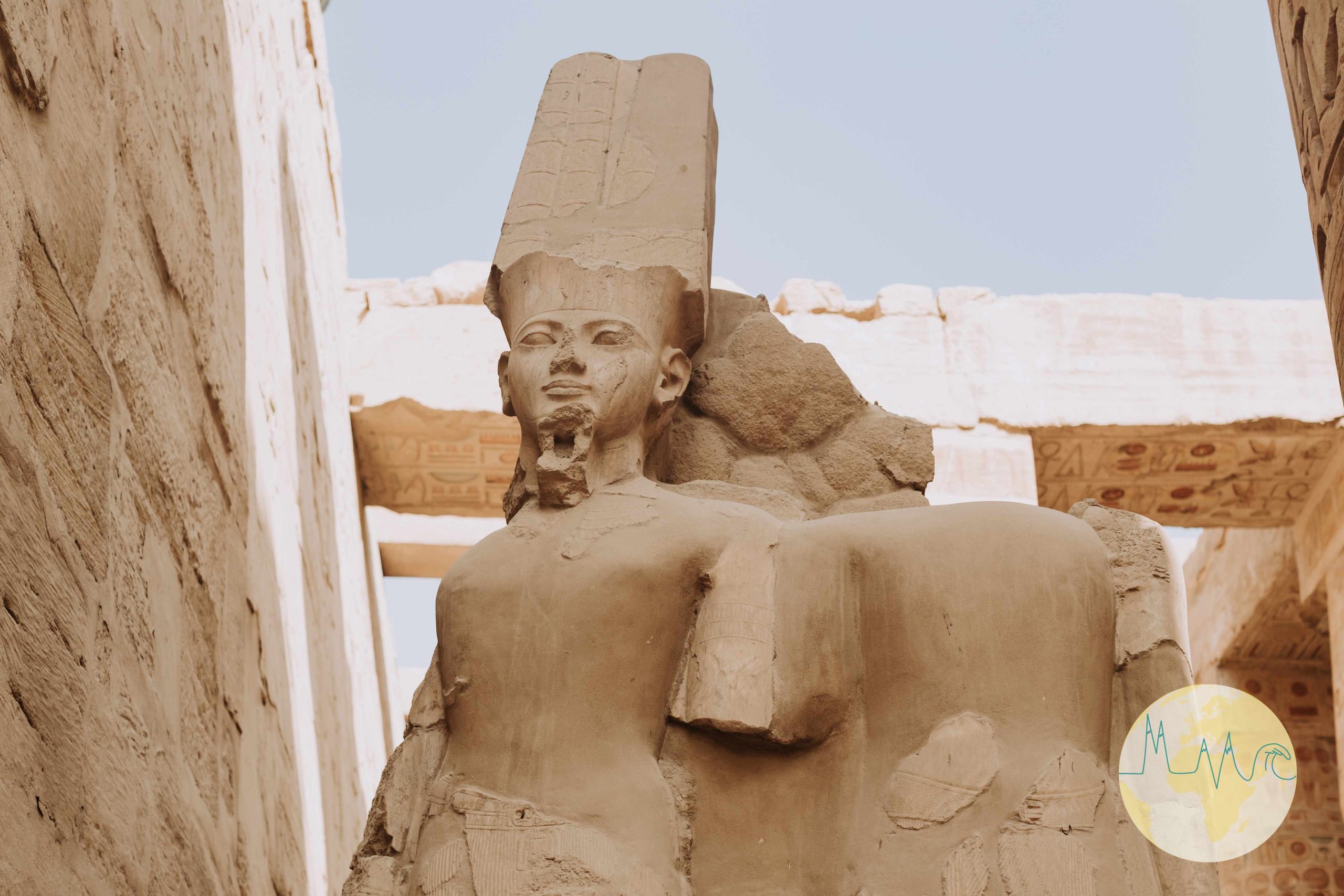 Figur mit Frauen-Oberkörper und Kopfbedeckung im Luxor Tempel