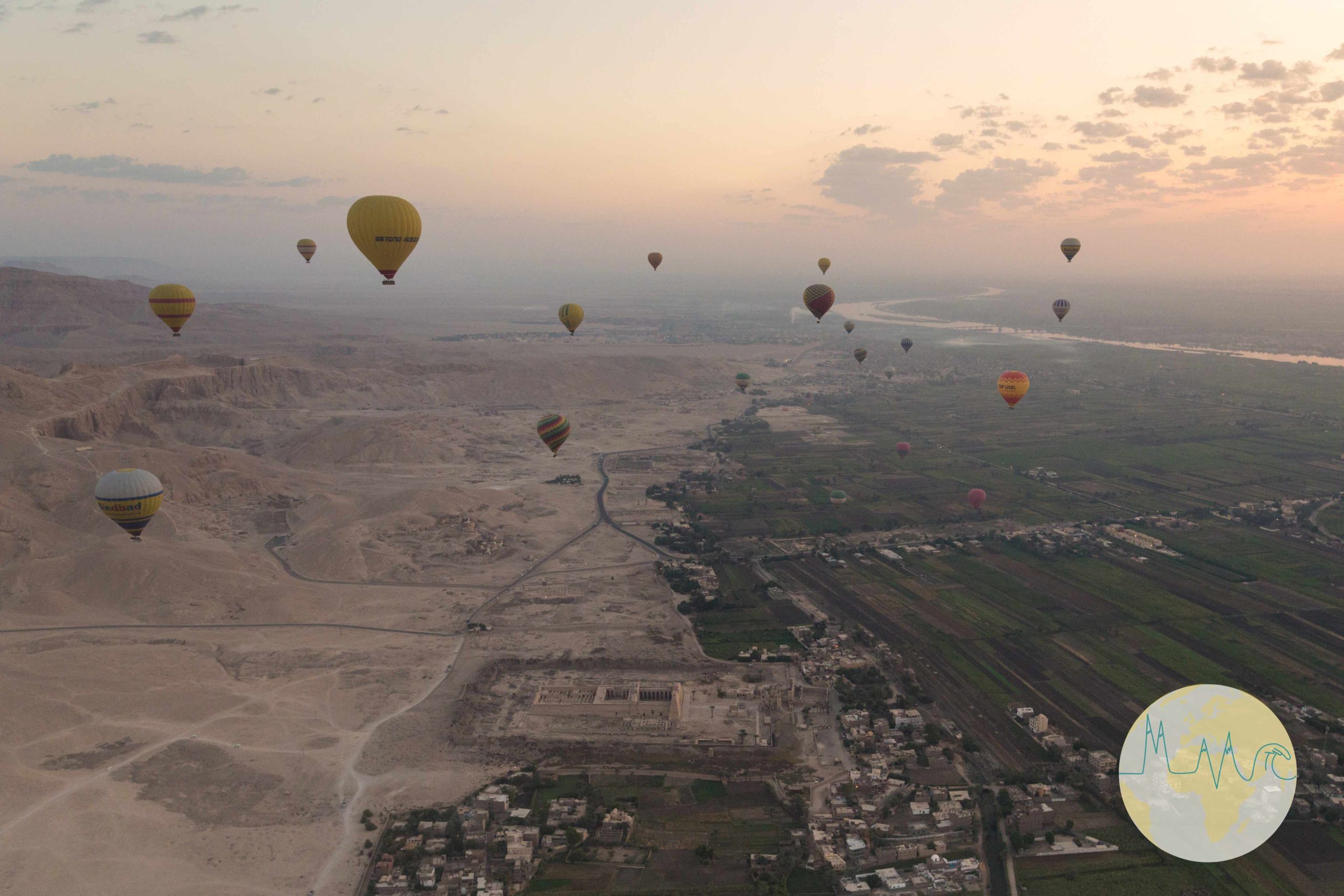 Ägypten: Heißluftballons über dem Tal der Könige - links Wüste, rechts grünes Nil-Delta