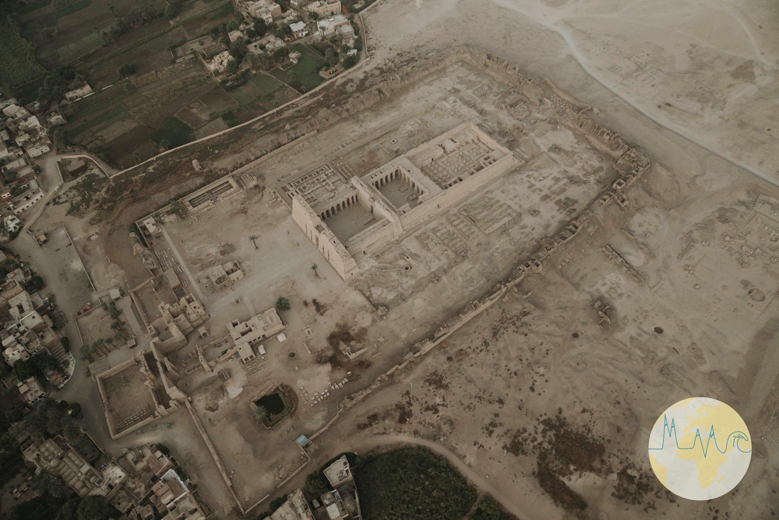 Ägypten: Tal der Könige von oben - Blick auf einen Tempel in der Wüste