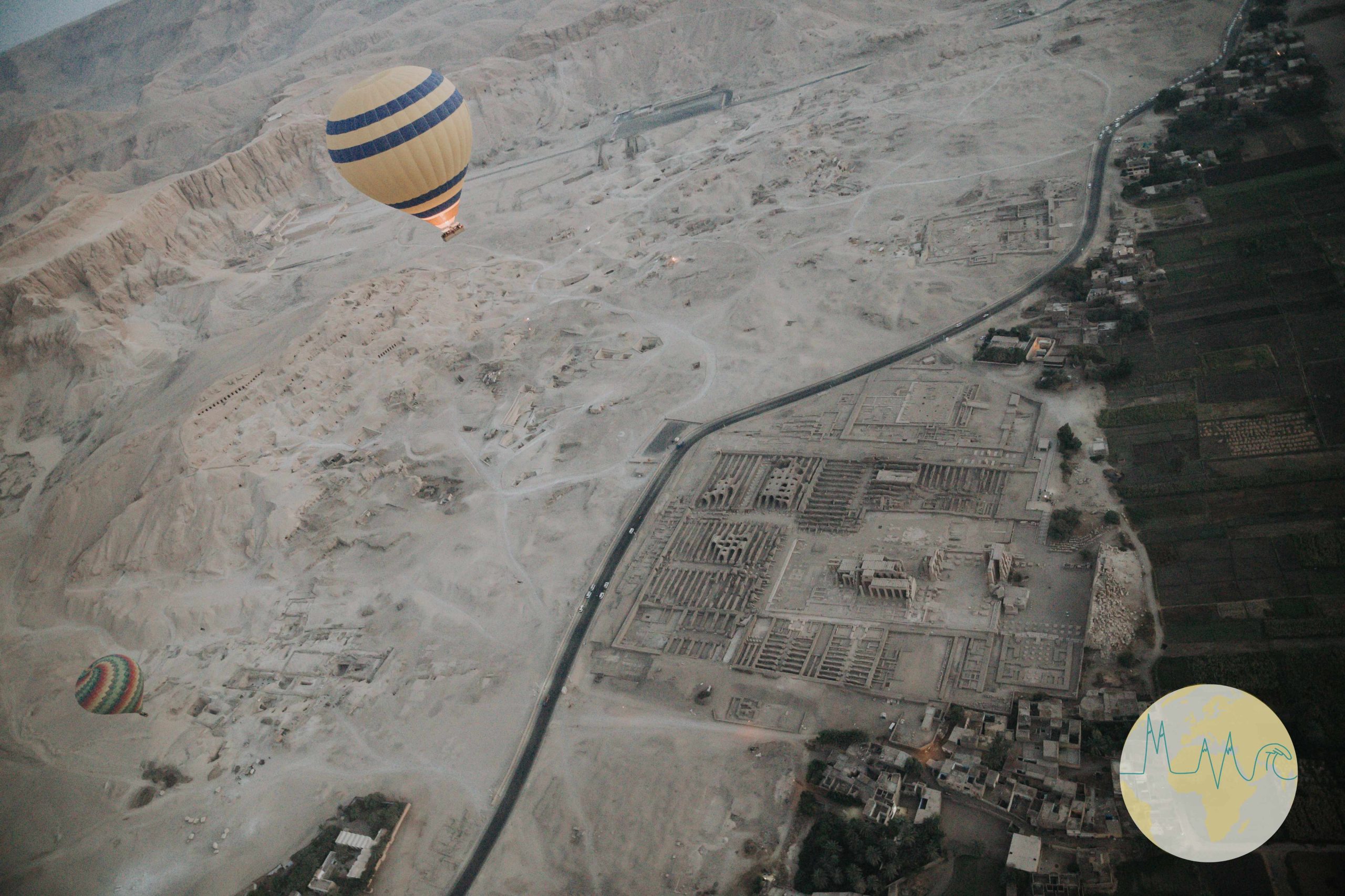 Ägypten: Tal der Könige von oben - Blick auf einen Ballon, daneben ein Tempel in der Wüste