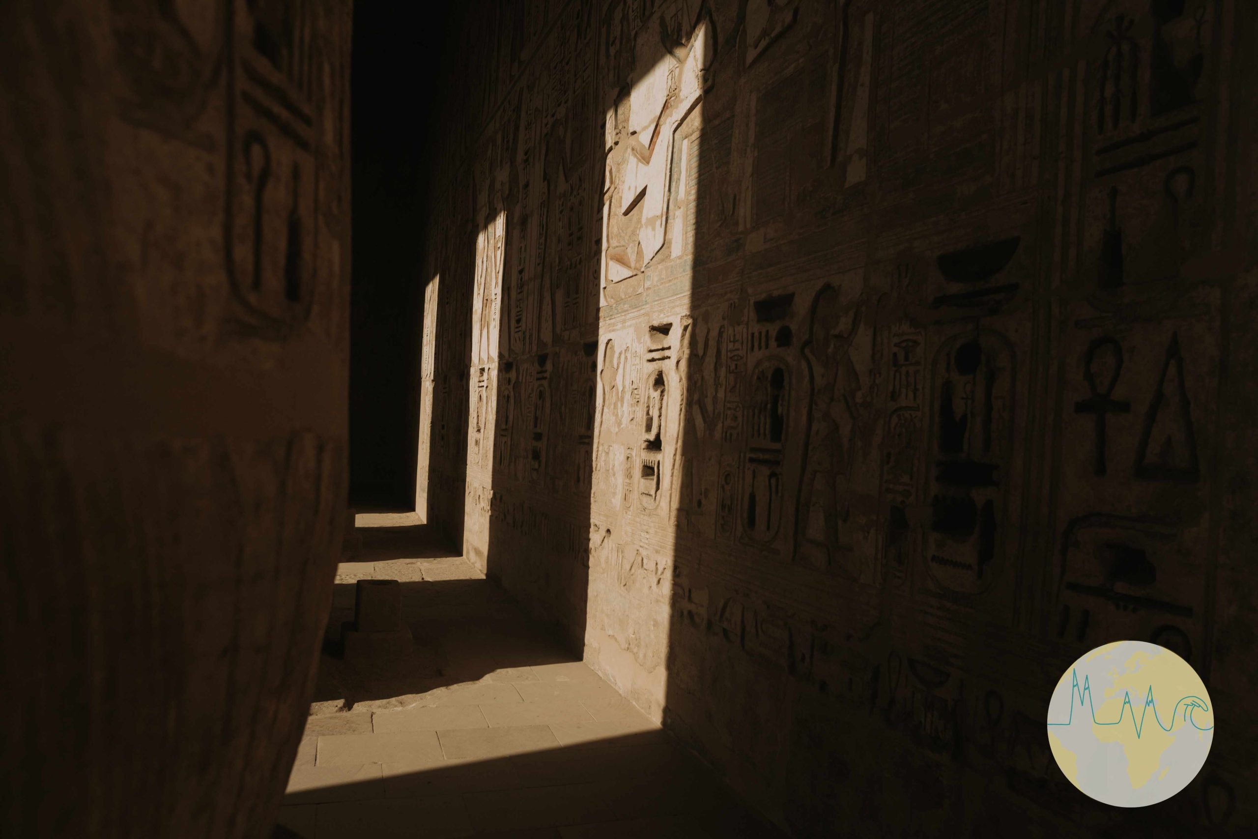 Säulengang im Luxor Tempel - Säulen werden Schatten an die Wand