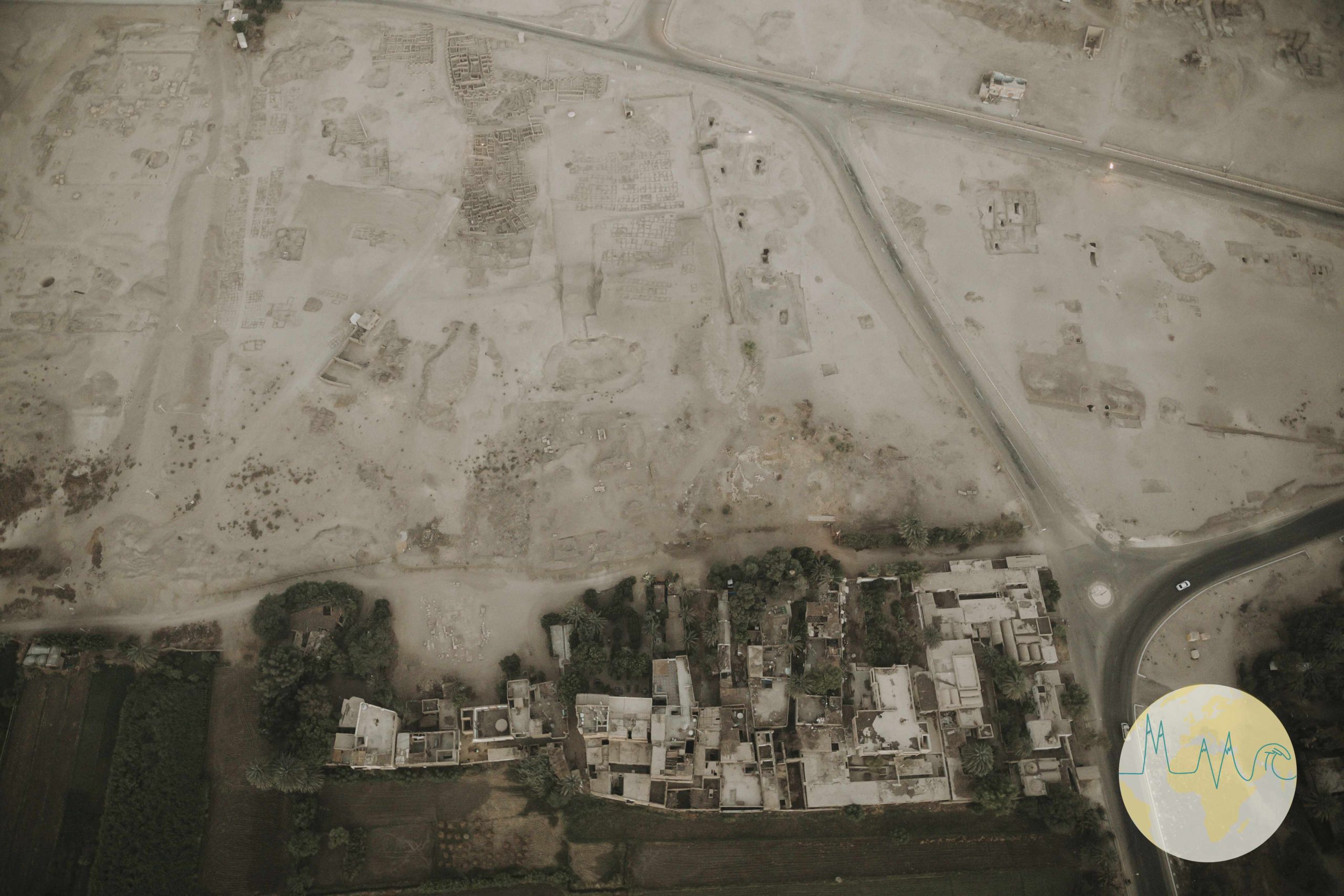 Ägypten: Tal der Könige von oben - Blick auf einen Tempel in der Wüste