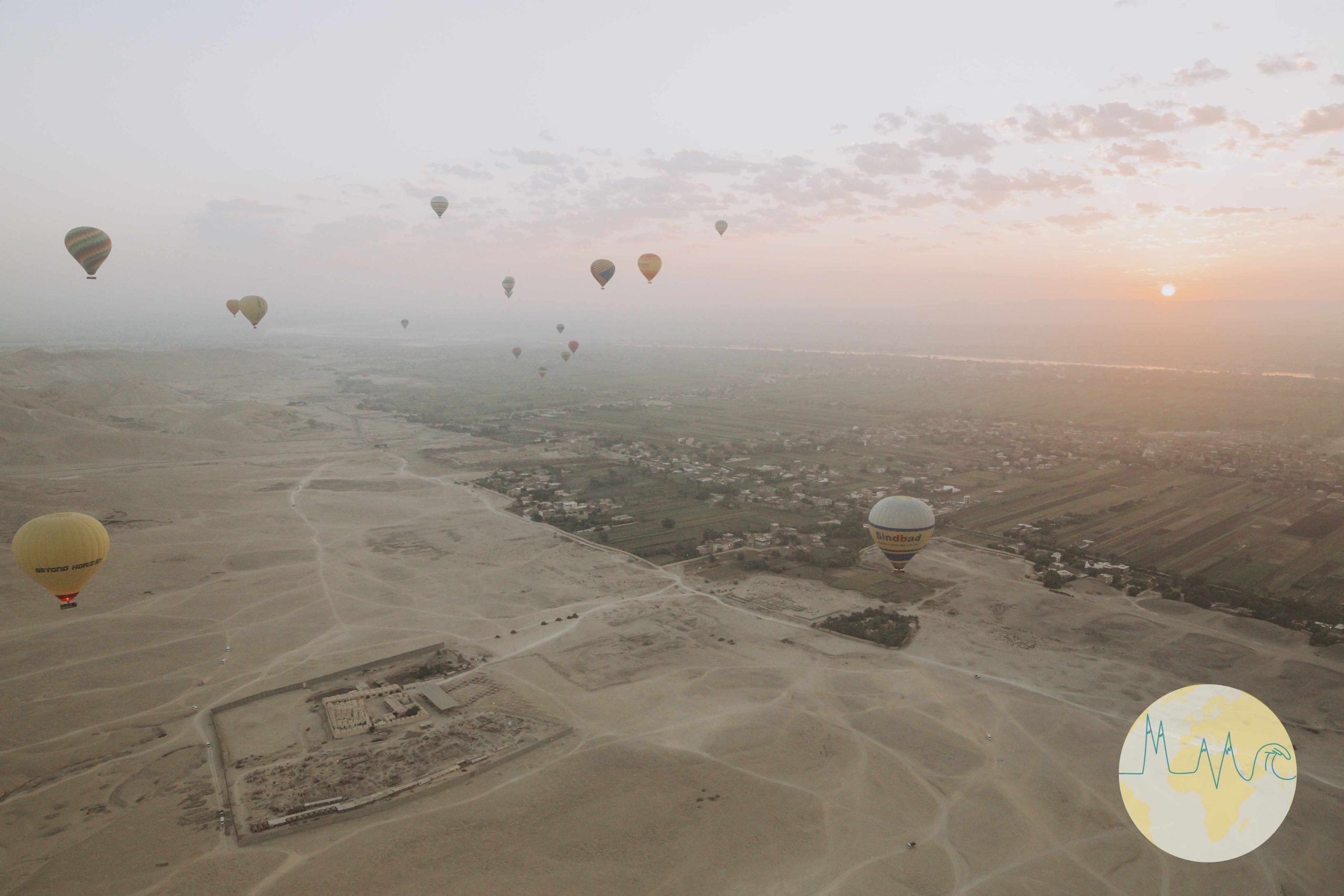 Ägypten: Sonnenaufgang über dem Tal der Könige, Ballons fliegen am Horizont