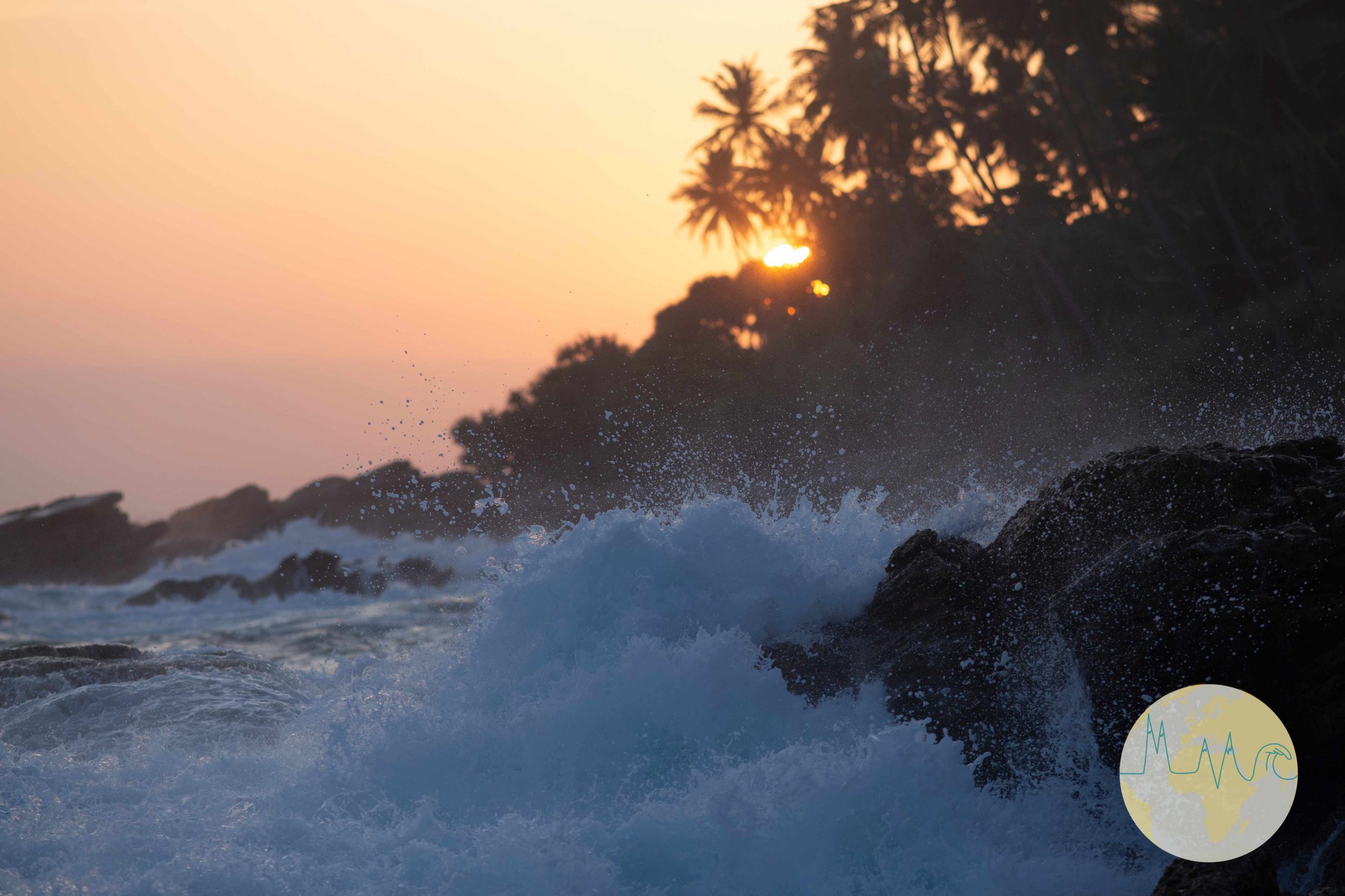 Sonnenuntergang in Sri Lanka bei Nilwella (Blue Beach Island) - Wellen schlagen gegen einen Felsen