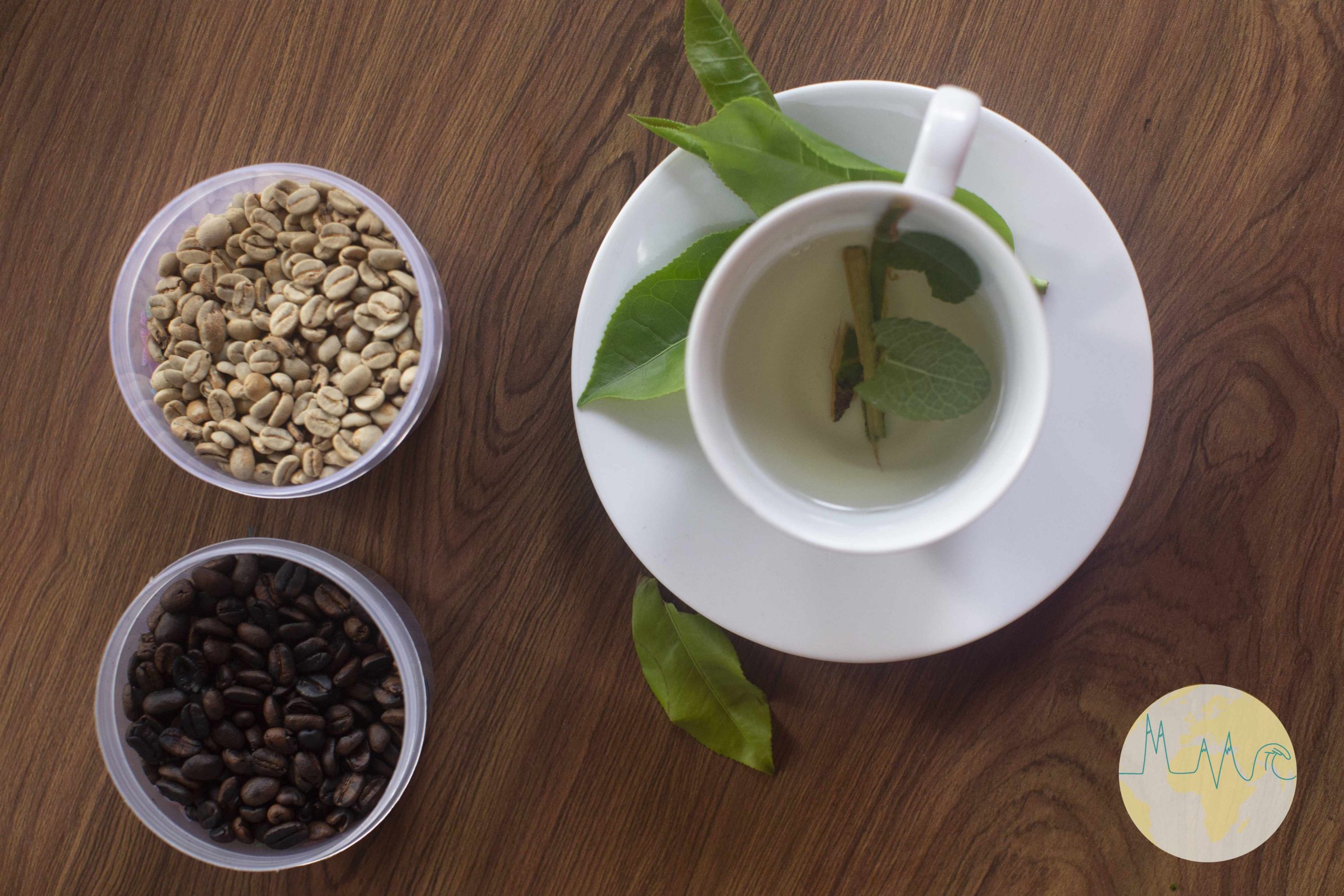 Tasse mit grünem Tee, daneben zwei Schalen mit gerösteten und ungerüsteten Kaffeebohnen (Sri Lanka)