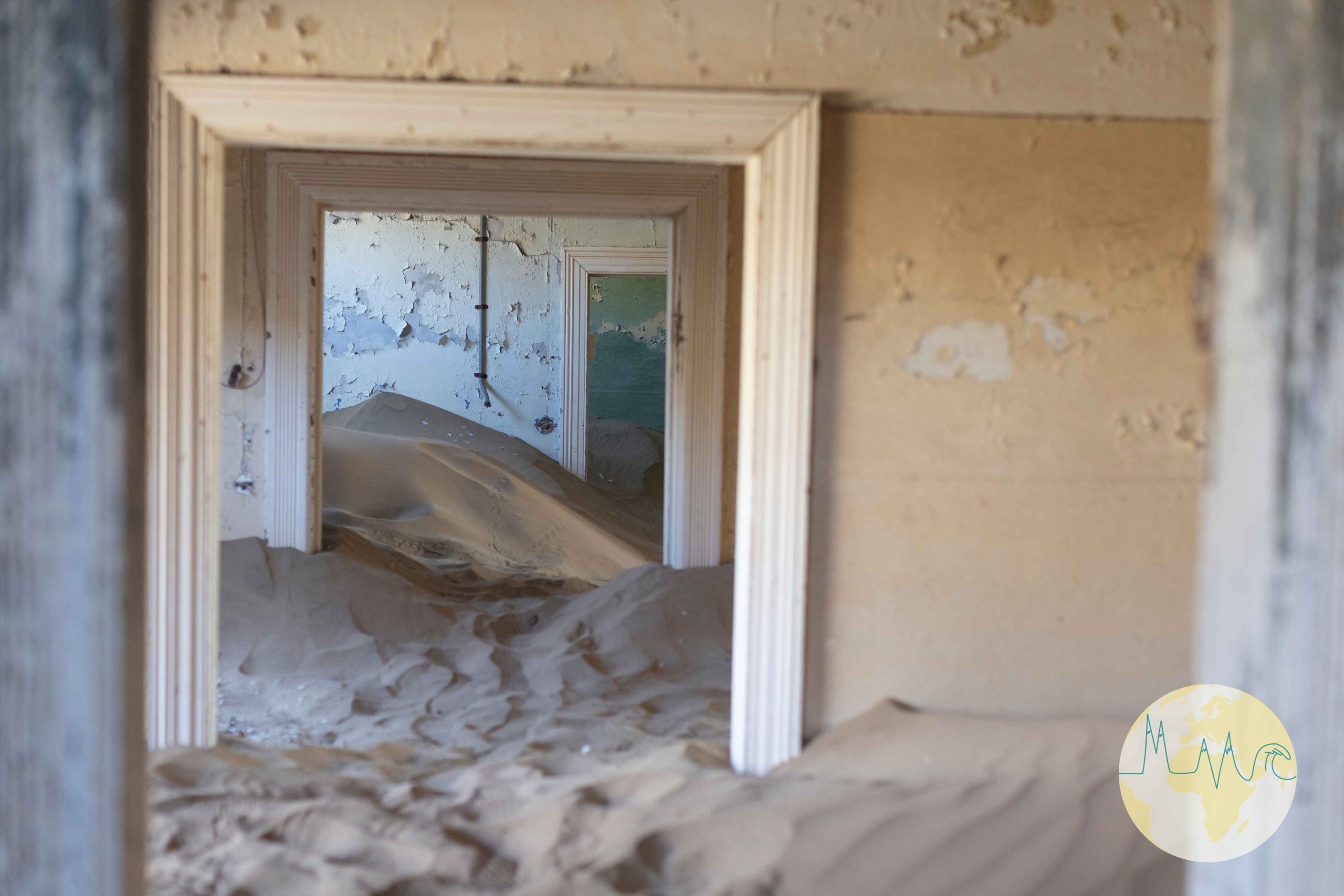 Verfallenes Haus voller Sand im verlassenen Diamantenstädtchen Kolmanskop