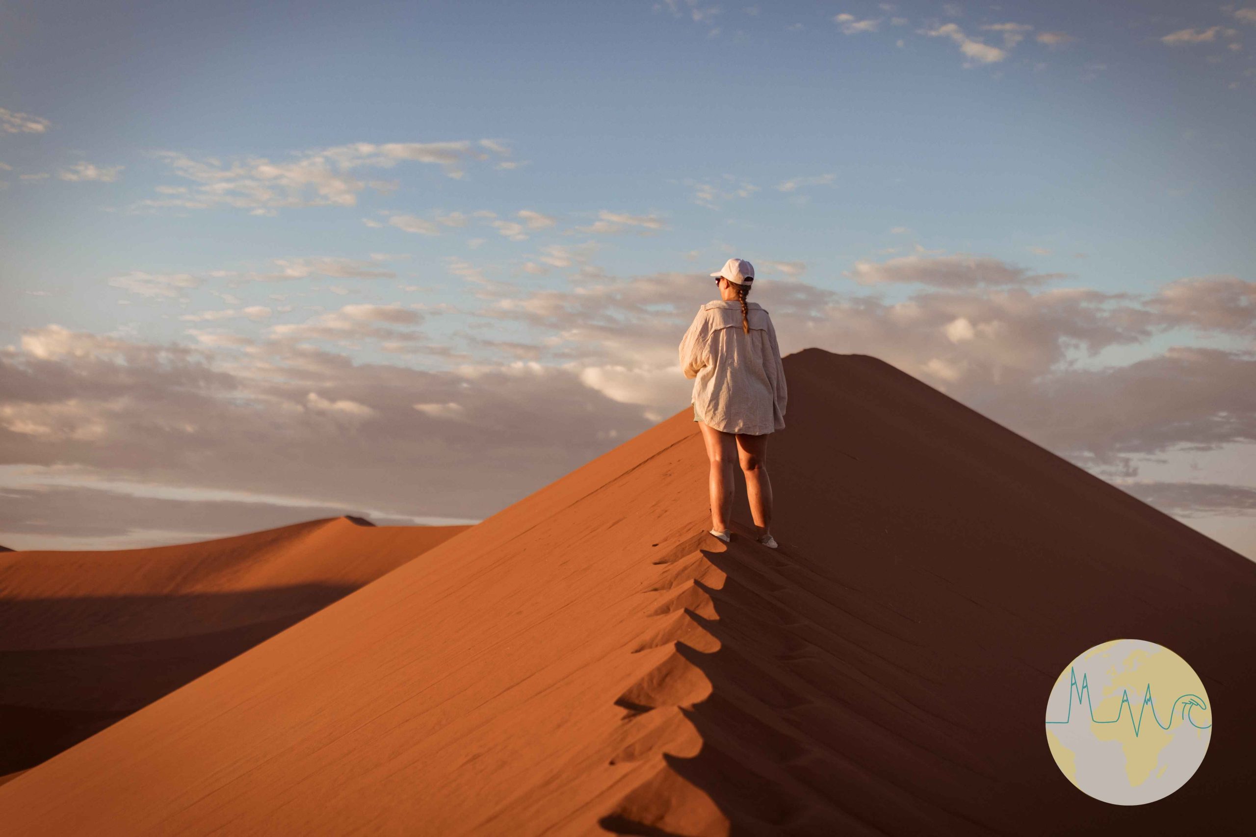 Fußspuren und Touristin auf dem Grat der Düne 45 im Sossusvlei - Namibia