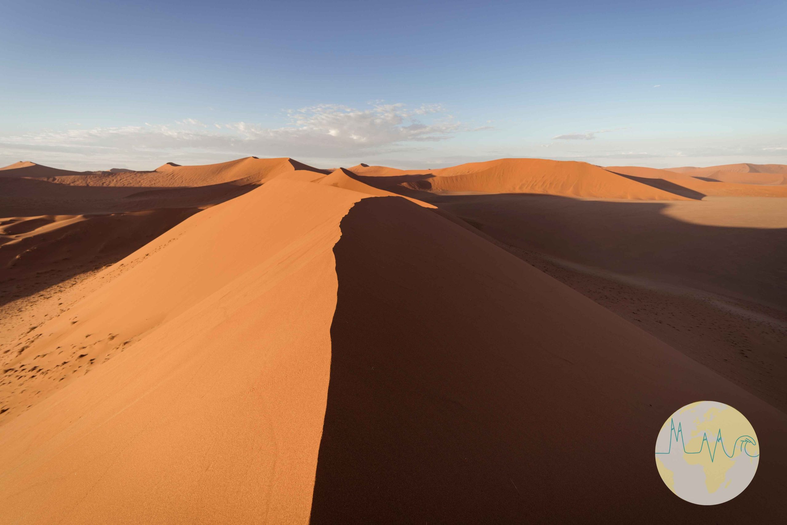 Grat einer Düne im Sossusvlei - Namibia. Links vom Grat Sonnenschein, rechts vom Grat Schatten