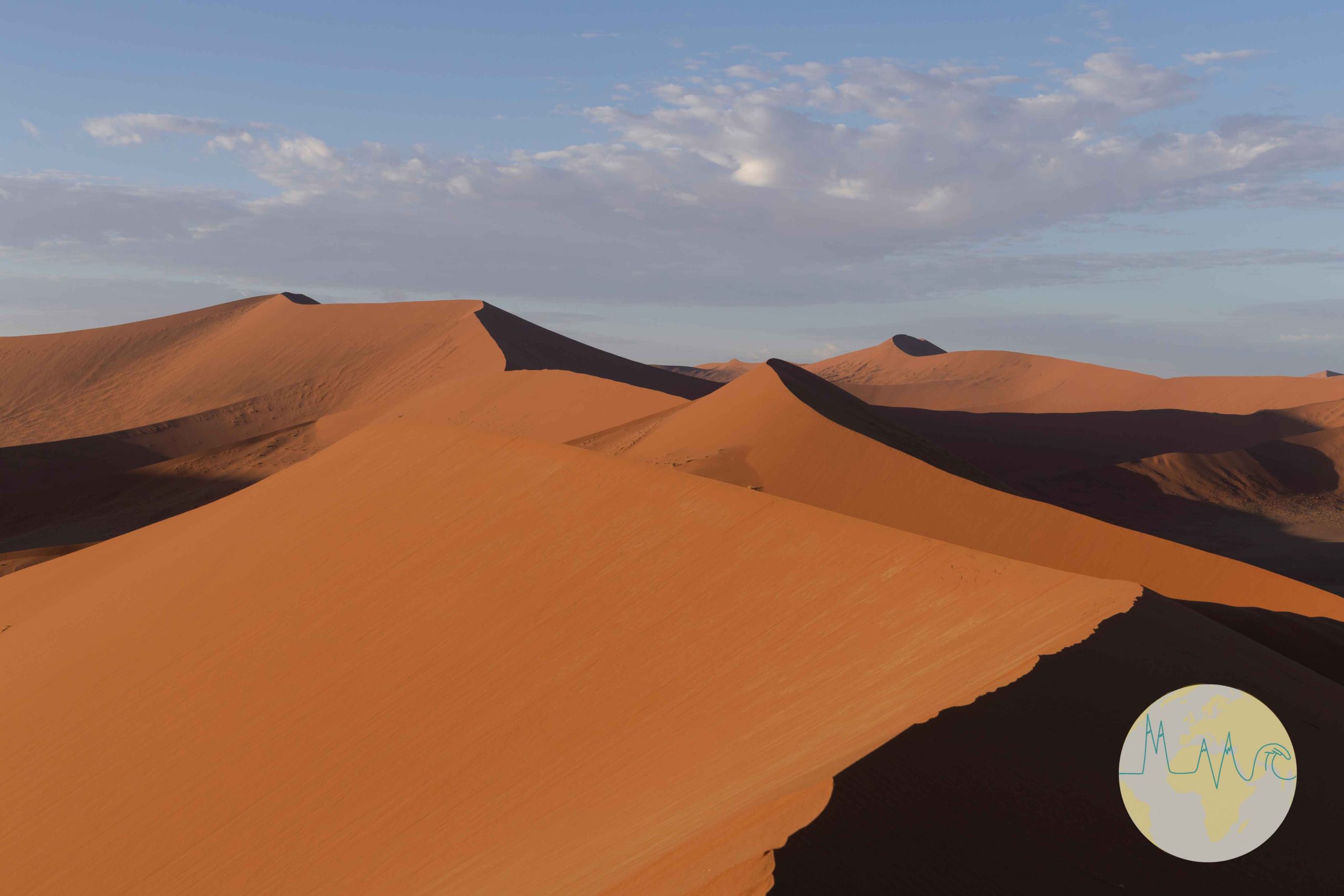 Spitz zulaufende rote Dünen im Sossusvlei - Namibia