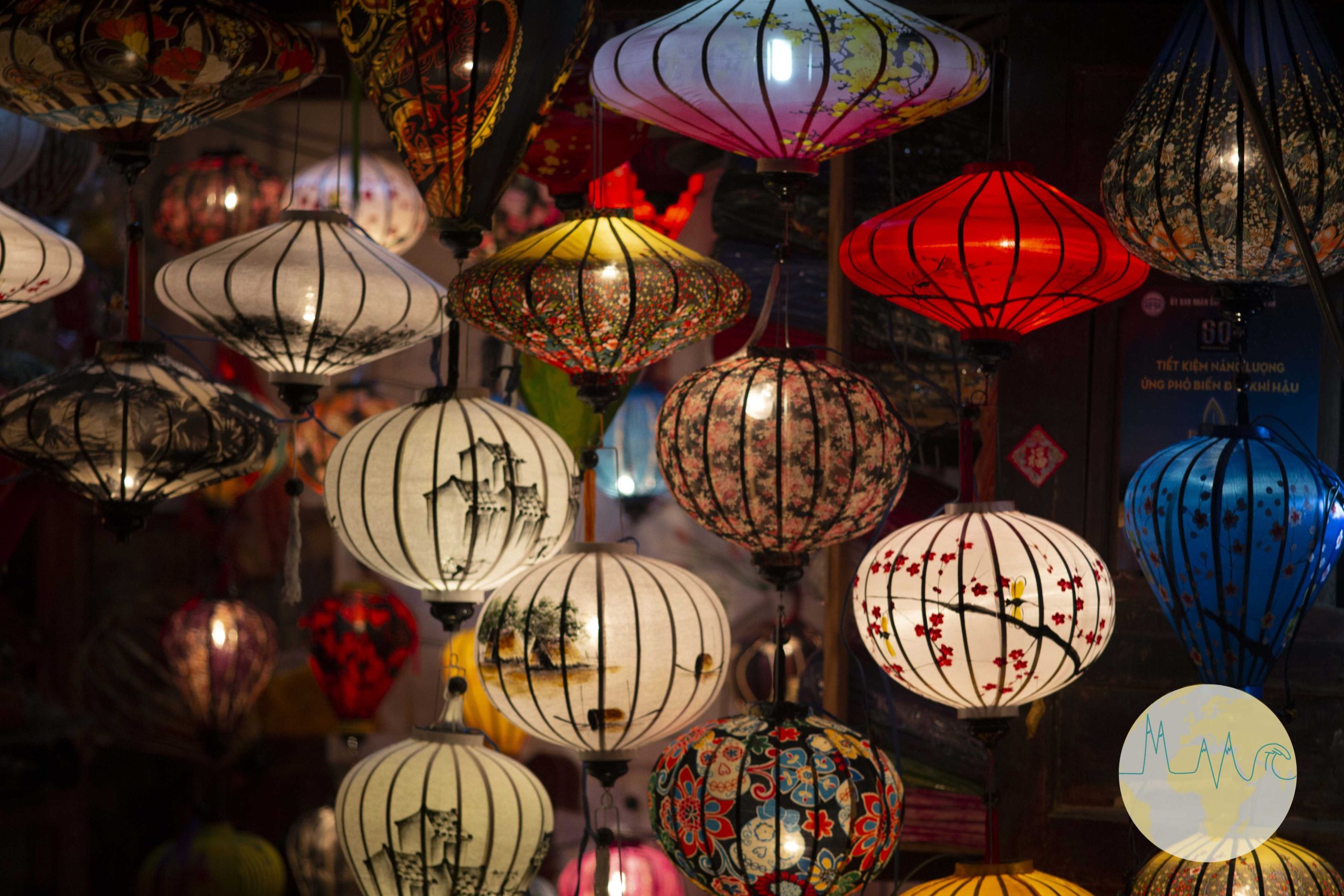 Bunte Laternen an der Decke hängend in Hội An - Vietnam