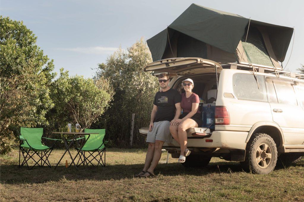 Marianne und Freddy in Kenia zum Campen mit aufgebautem Dachzelt