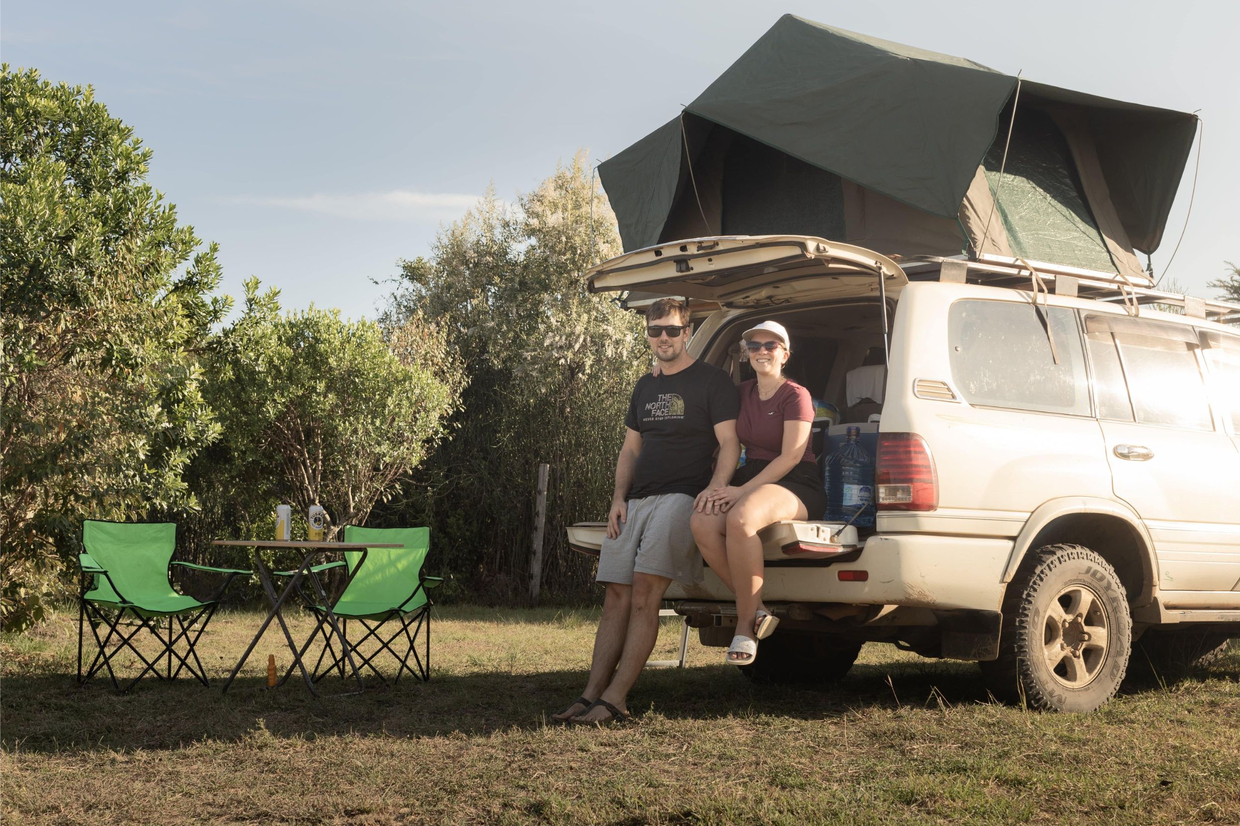 Marianne und Freddy in Kenia zum Campen mit aufgebautem Dachzelt