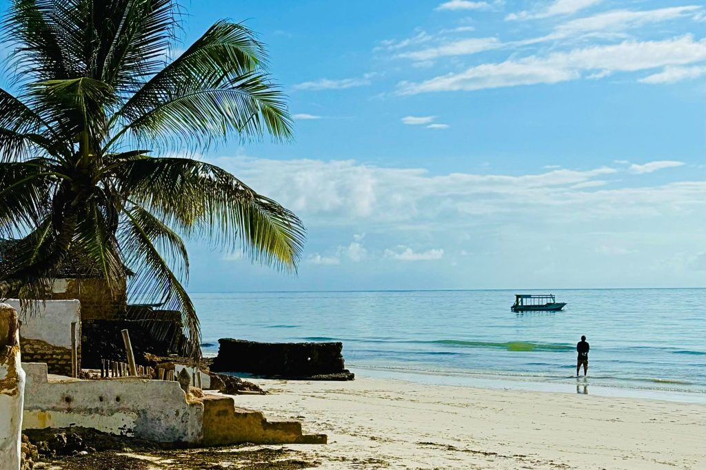 Palmen und Strand in Diani Beach in Kenia