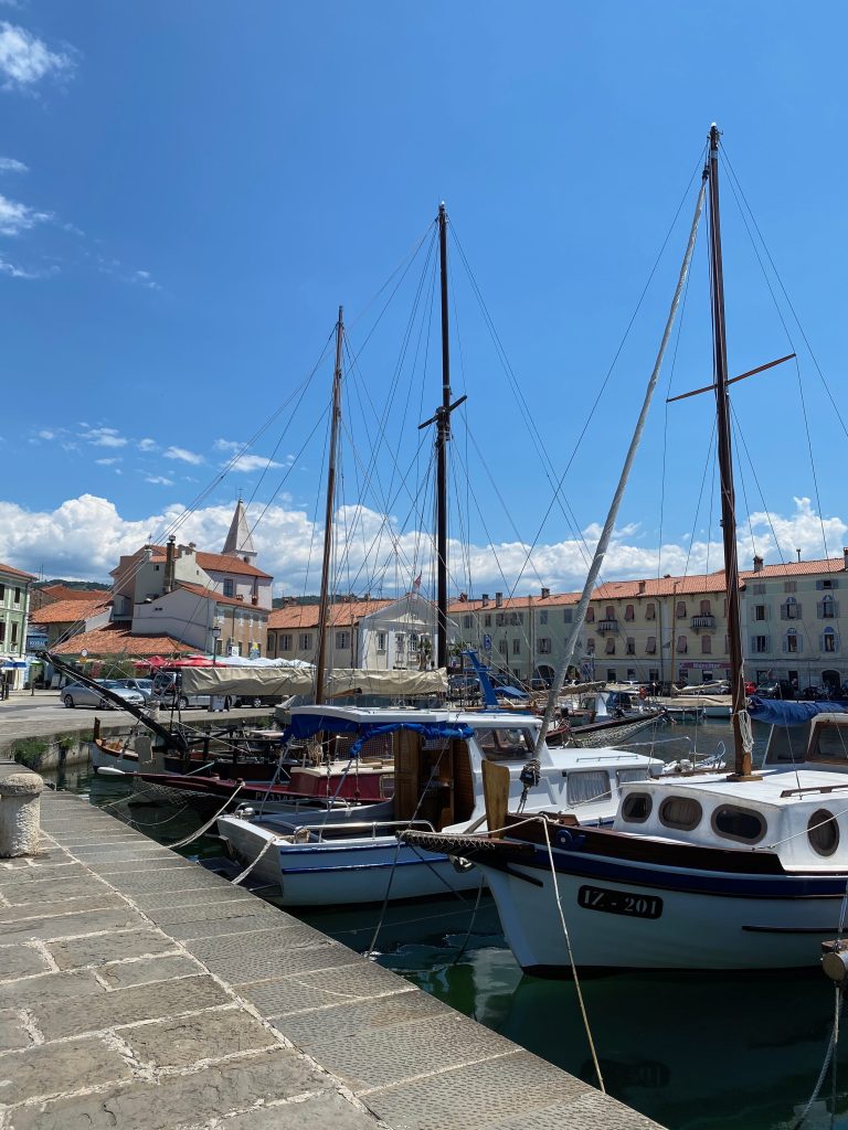 Boote im Hafen von Izola, im Hintergrund die Altstadt