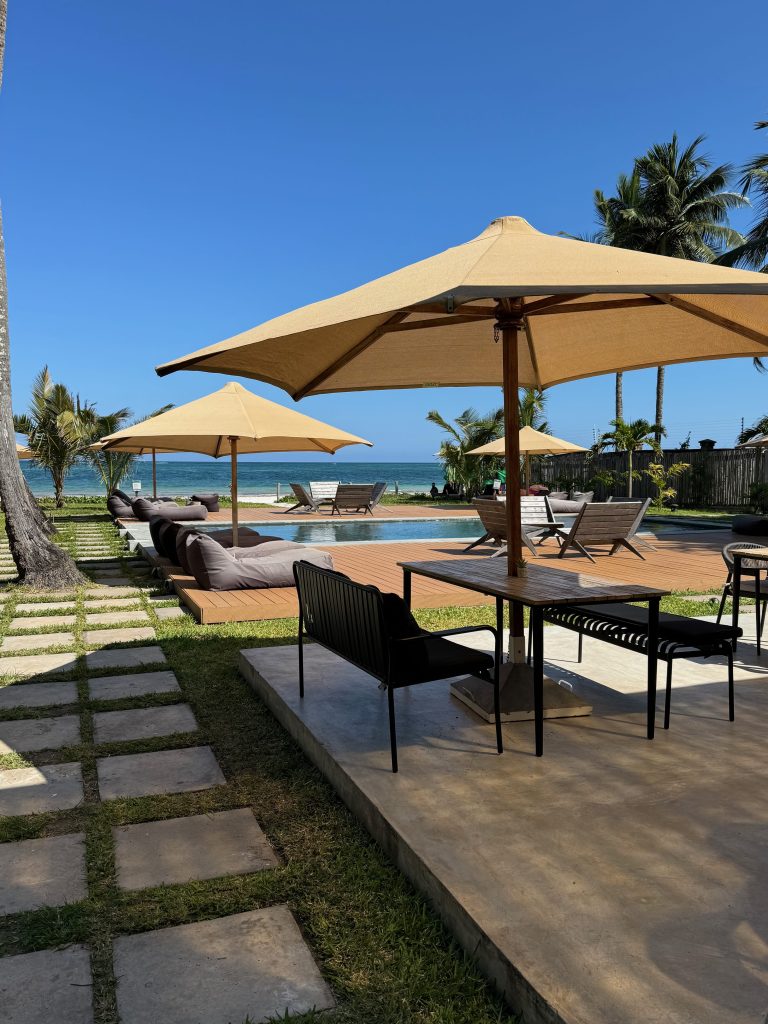 Pool und Restaurant im Lala Galu Resort in Diani Beach