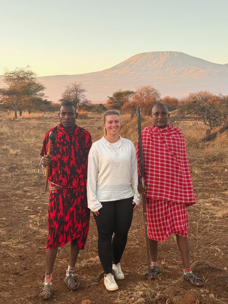 Marianne mit den Massai Michael und Samuel vorm Kilimanjaro