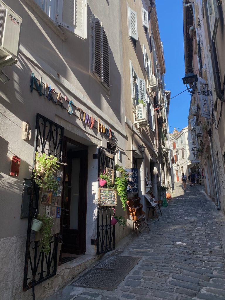 Enge Gasse in der Altstadt von Piran in Slowenien