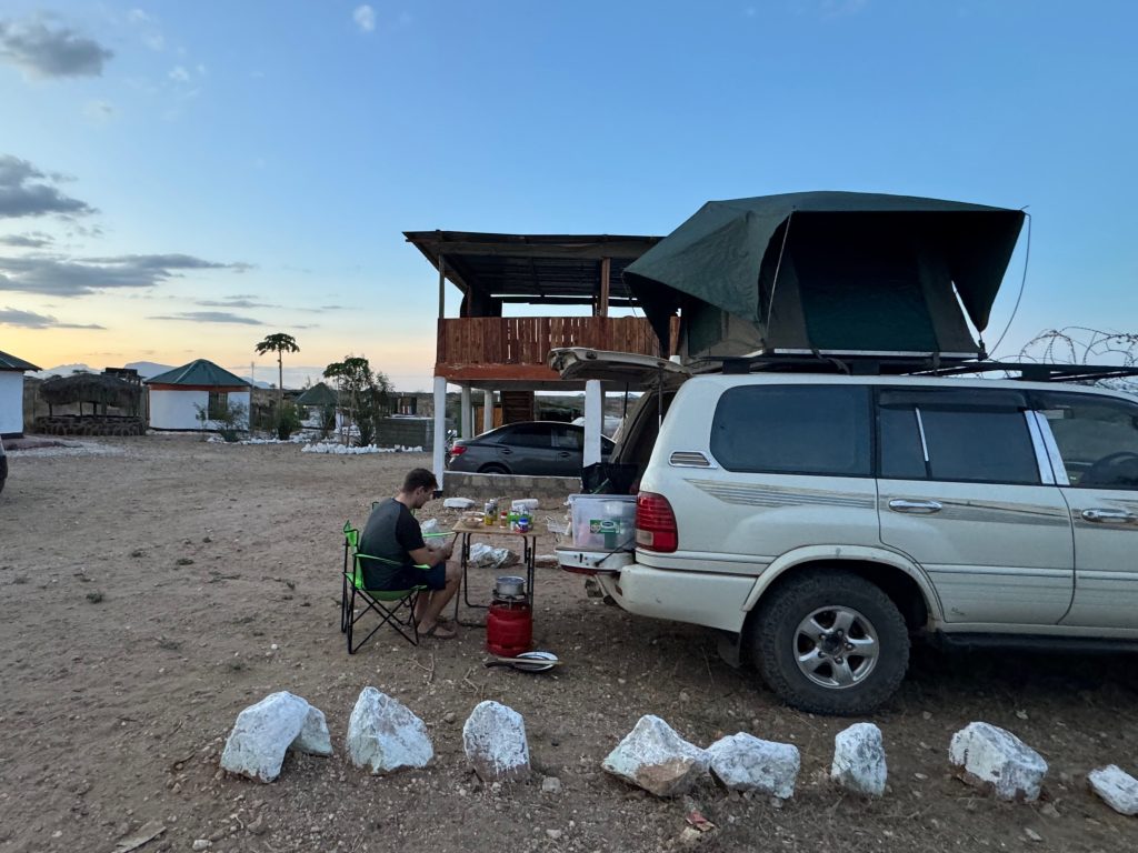 Abendessen beim Resatu Campsite​