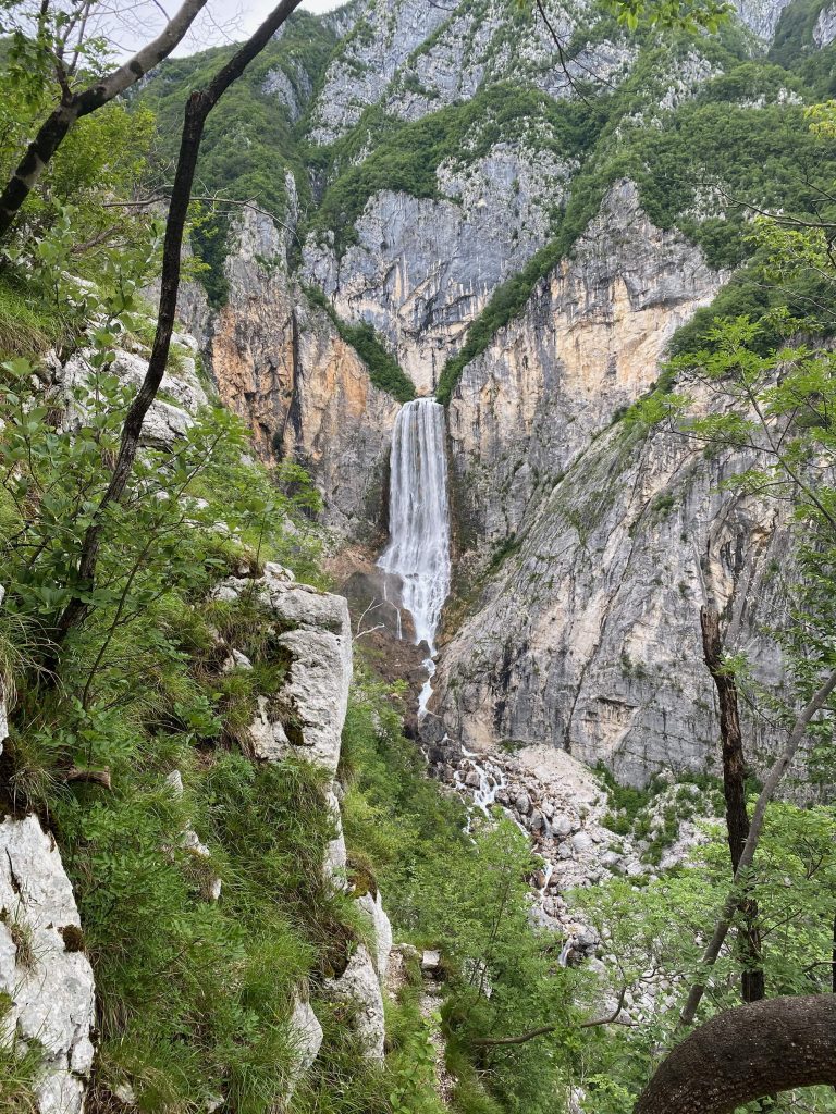 Wasserfall Slap Boca bei Bovec in Slowenien von weiten - mitten in Wäldern