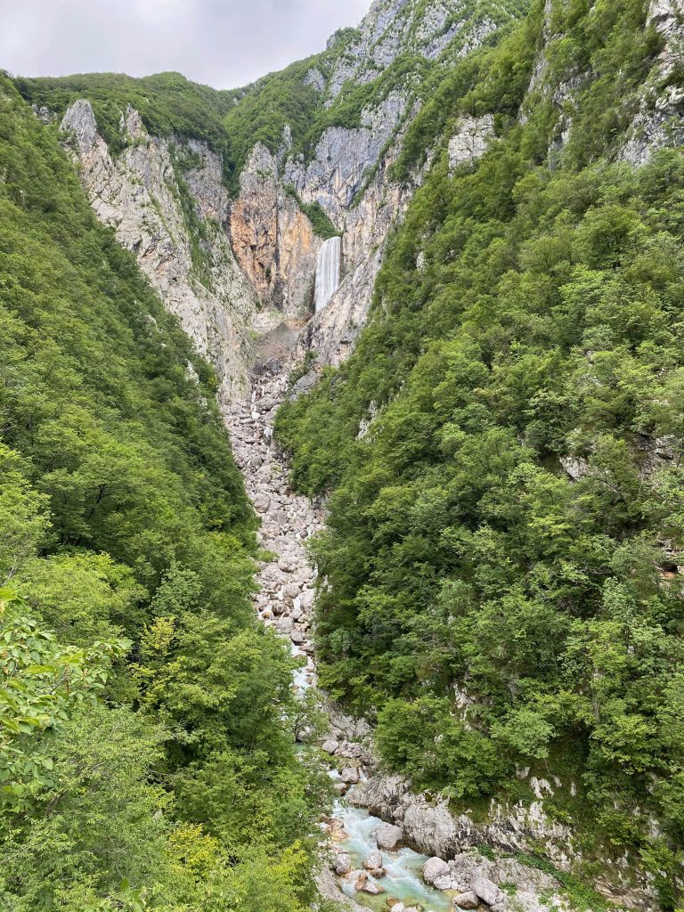 Wasserfall Slap Boca bei Bovec in Slowenien von weiten - mitten in Wäldern