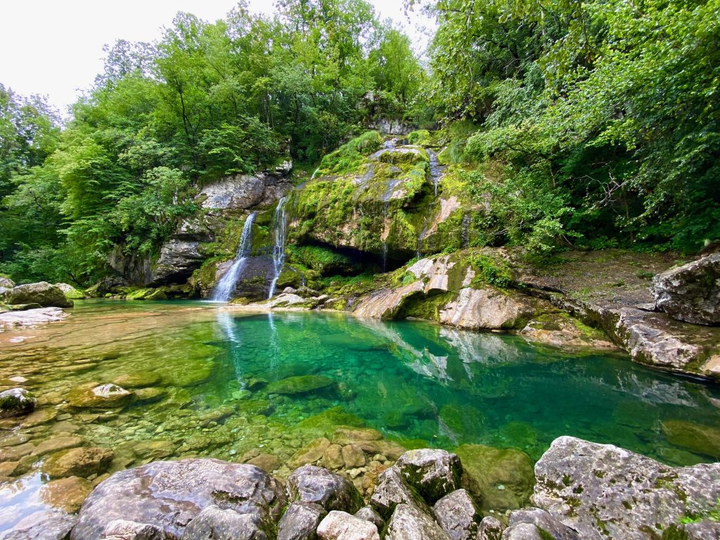 Wasserfall Slap Virje bei Bovec in Slowenien mit türkisblauem Becken